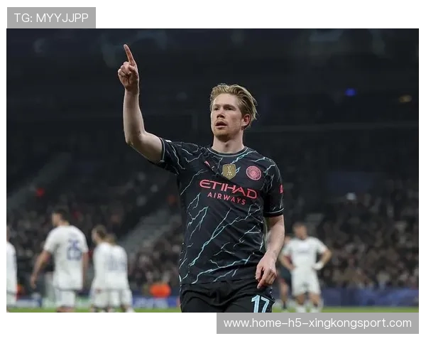 德布劳内长传穿透防线，助攻福登门前推射